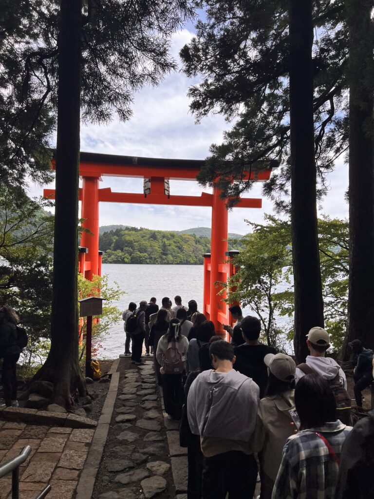 観光客に大人気の箱根神社の大鳥