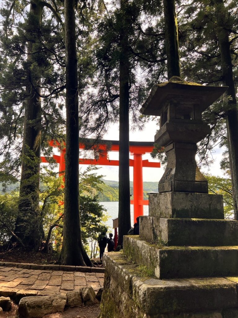 芦ノ湖のほとりに佇む箱根神社の大鳥居