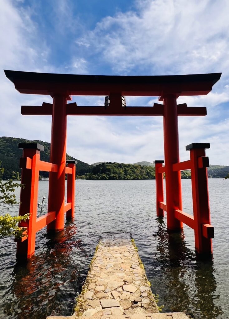 近くで見るとさらに迫力ある箱根神社の大鳥居