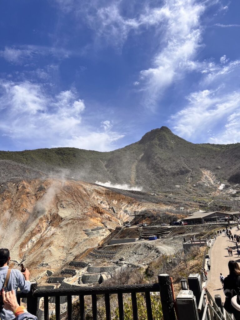 雄大な大涌谷の景観と立ち上る温泉の蒸気