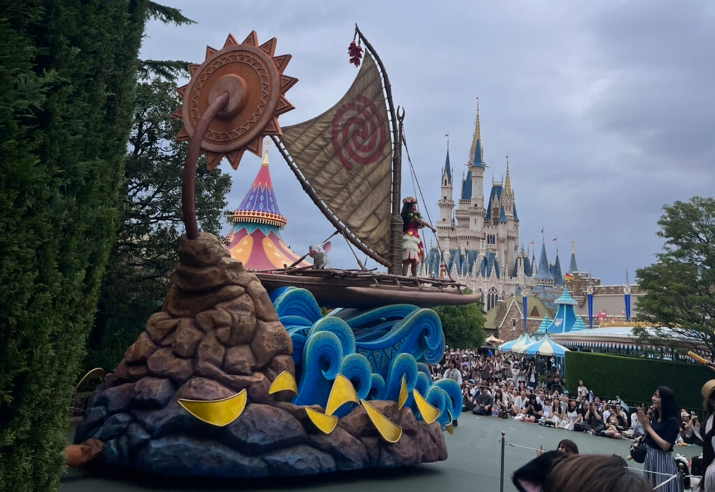 東京ディズニーランドで開催されたパレード「ディズニー・ハーモニー・イン・カラー」で、モアナのフロートがシンデレラ城の前を通過している様子。