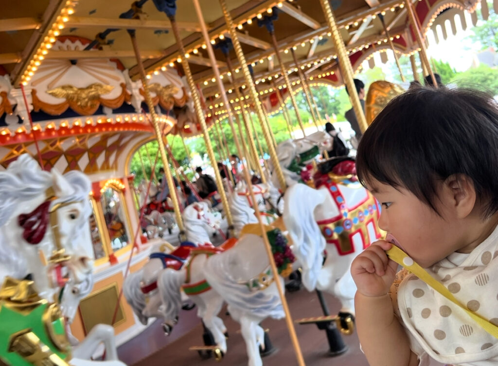 メリーゴーランドを見る赤ちゃん