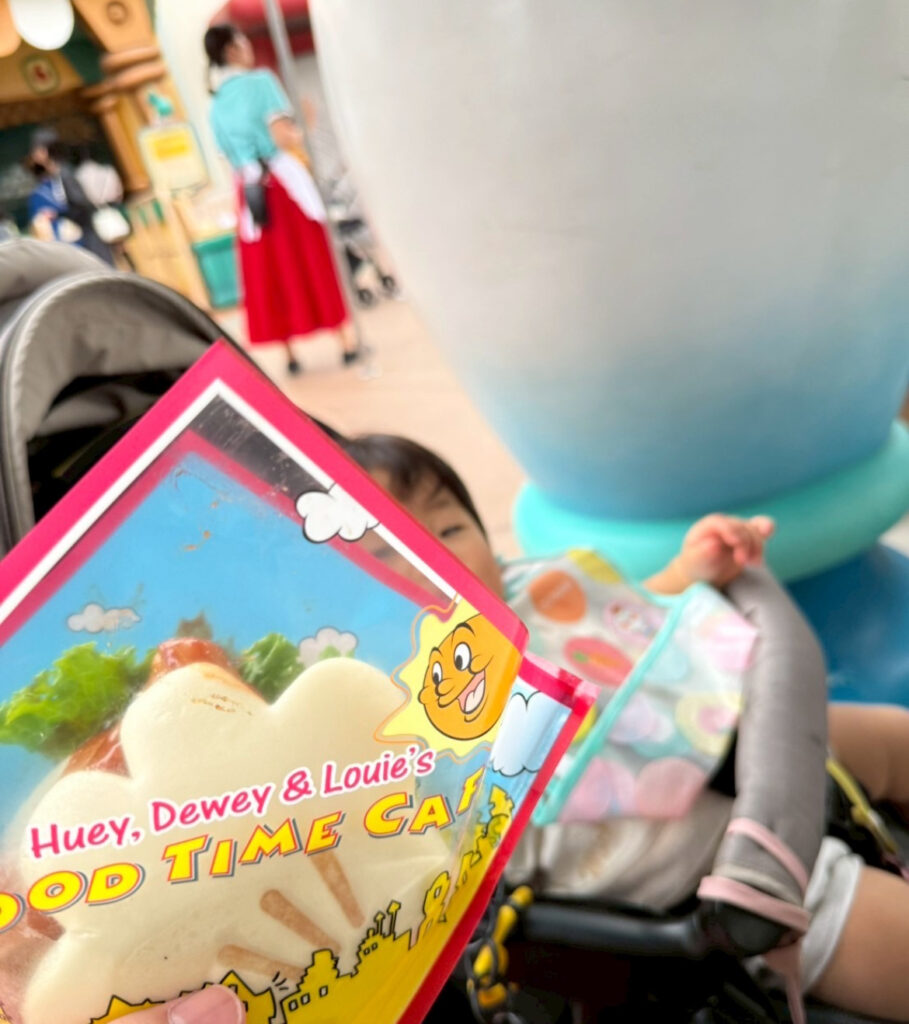 ヒューイ・デューイ・ルーイのグッドタイム・カフェのサンドイッチとベビーカーに乗る赤ちゃん。