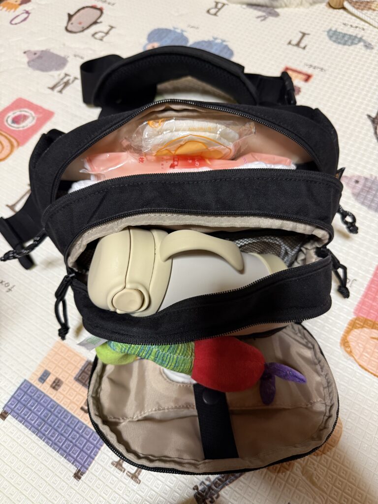 中身が見える黒いバッグ。