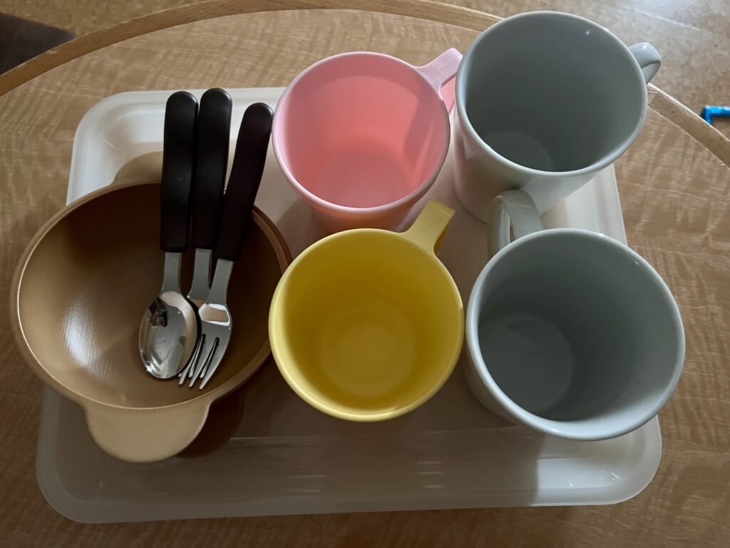 プラスチックのカラフルな子ども用食器セット
