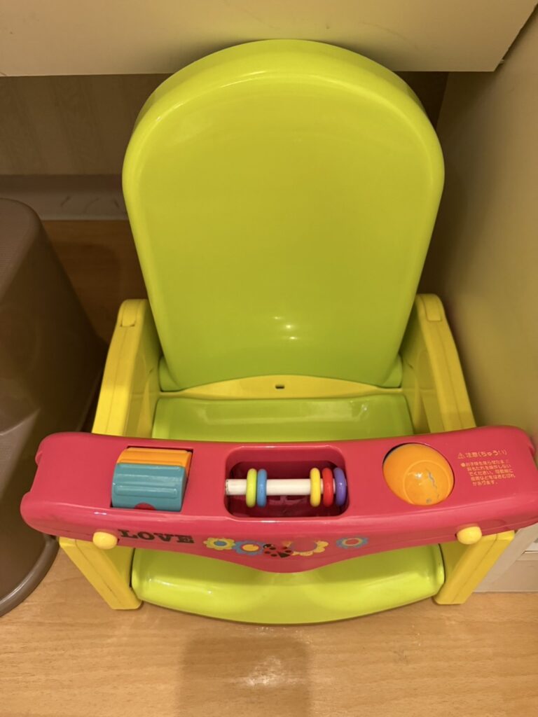 カラフルなおもちゃが付いた子ども用チェア