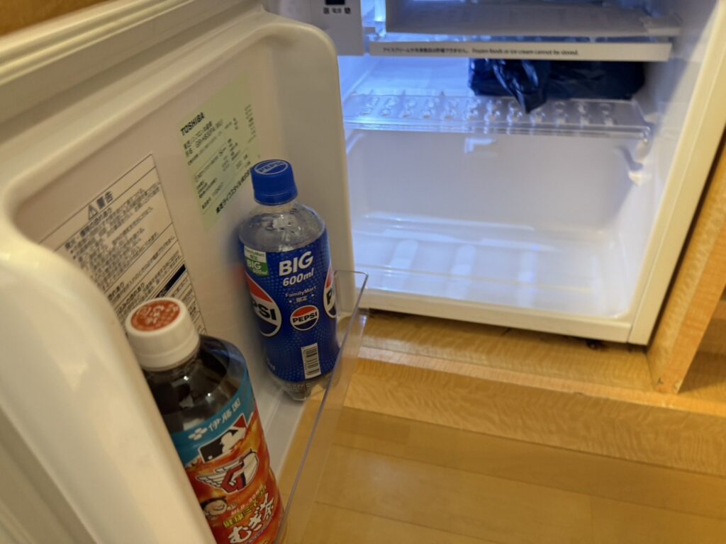 ペプシと麦茶が入った冷蔵庫のドアポケット