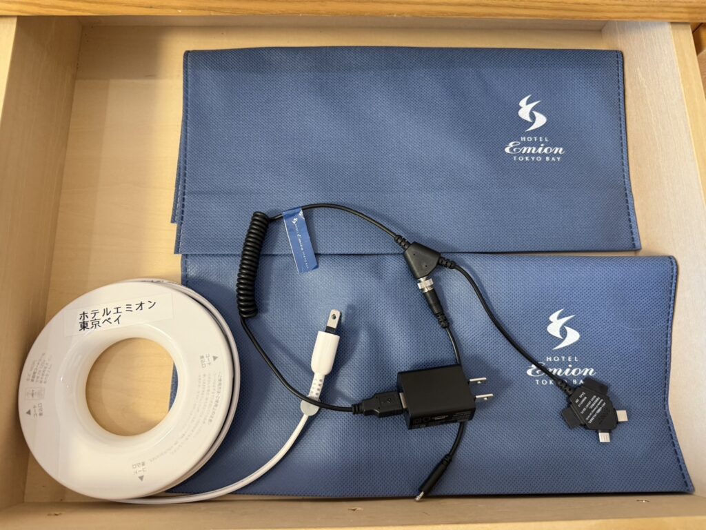 ホテルの引き出しに入った充電器と備品