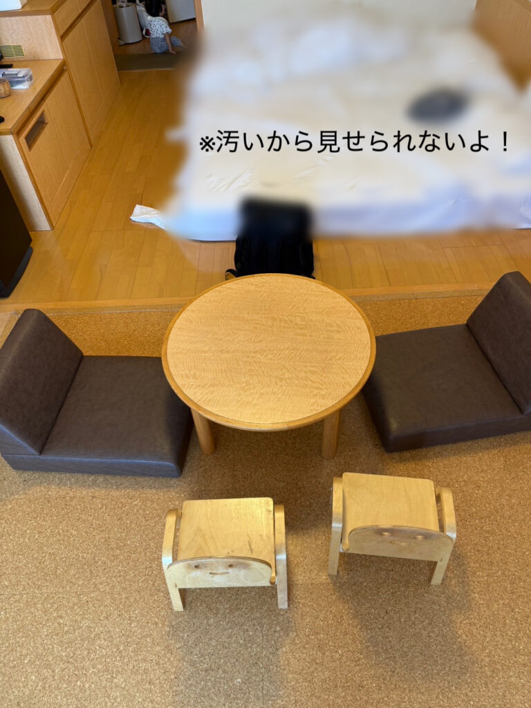 座卓とキッズチェアが置かれた和風のリビングスペース