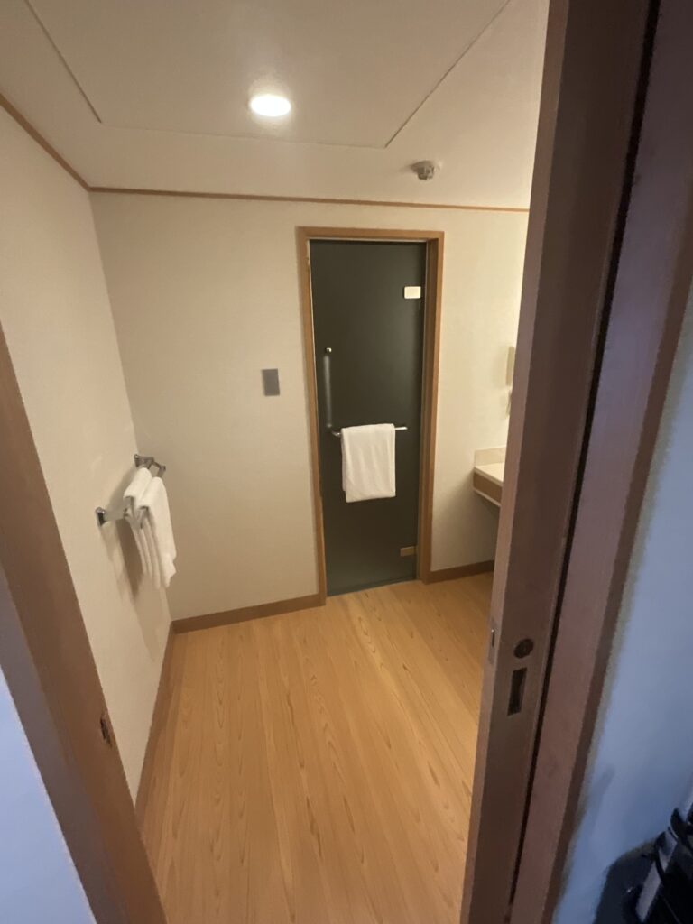 アメニティコーナーとバスルームへの動線