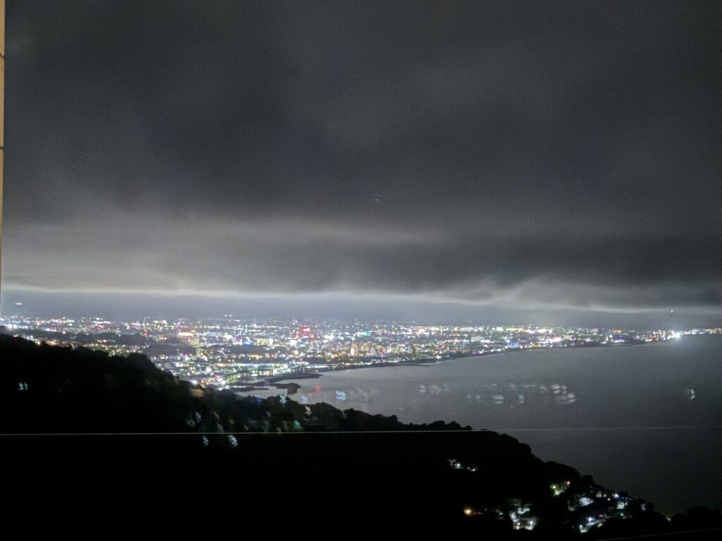 バルコニーから見た夜の相模湾