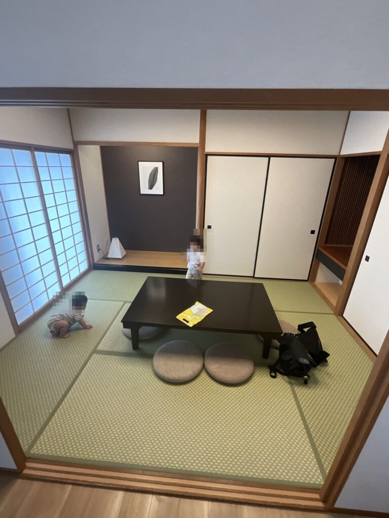和室でくつろぐ子供たち
