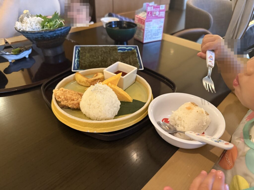 ホテル内レストランでの夕食
