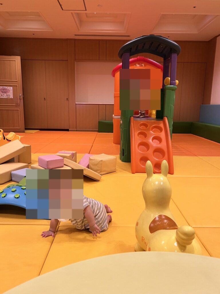 プレイハウスで遊ぶ様子
