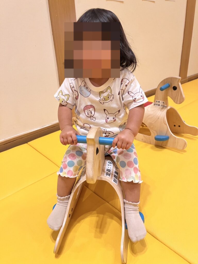 木馬に乗る様子